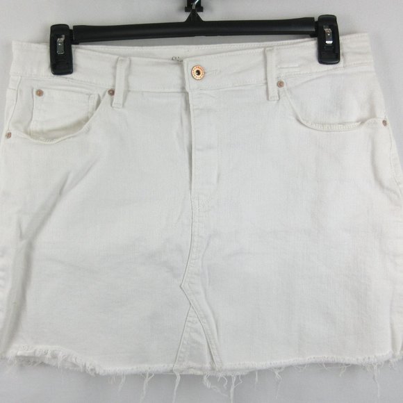 Levi's Women's Blue Jean Style Mini Skirt Size 14--W32 Color White NWOT - Picture 1 of 8